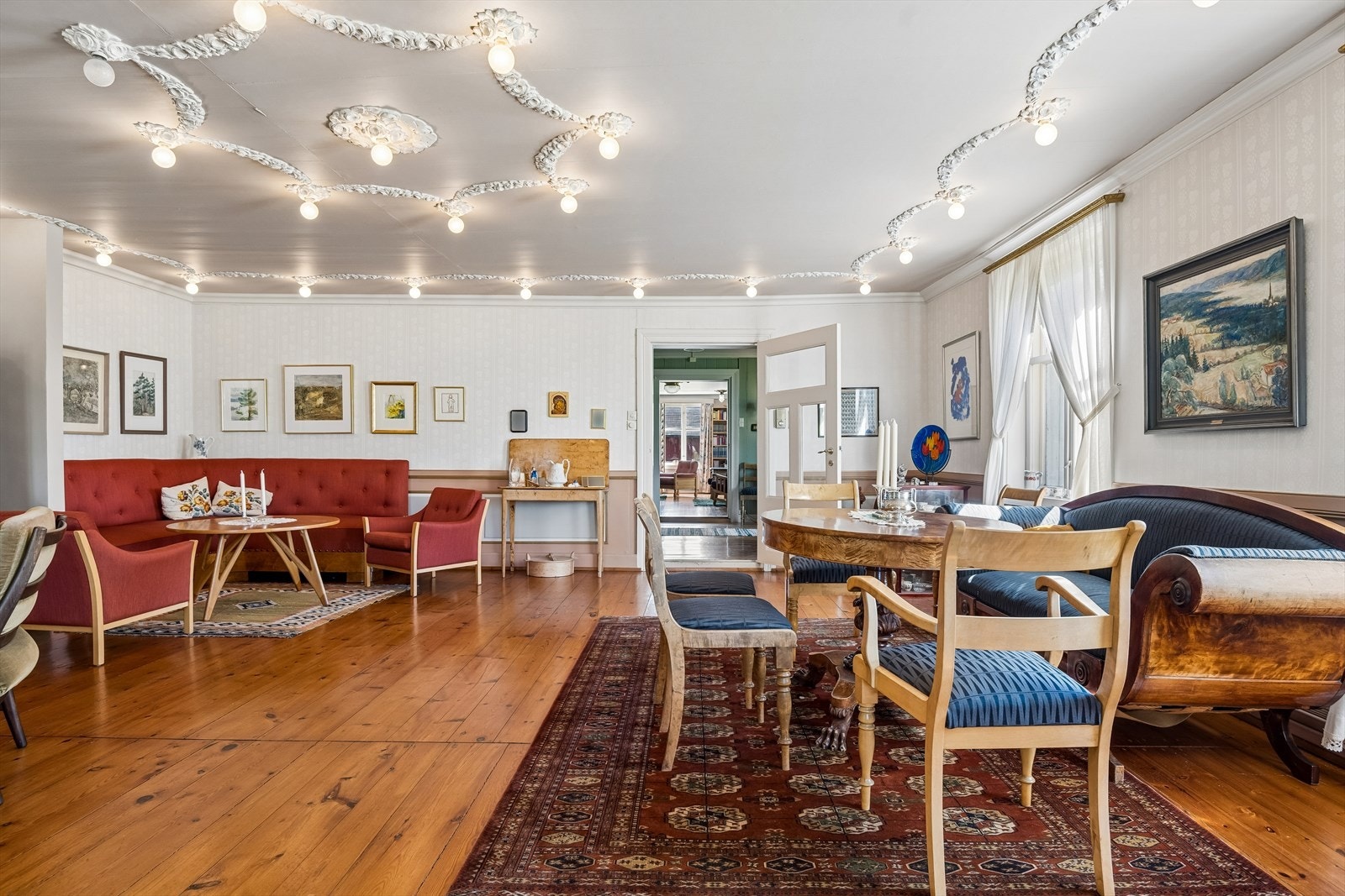 Den store stuen i hovedbygningen egner seg godt for større selskaper og arrangementer. Galleribilde