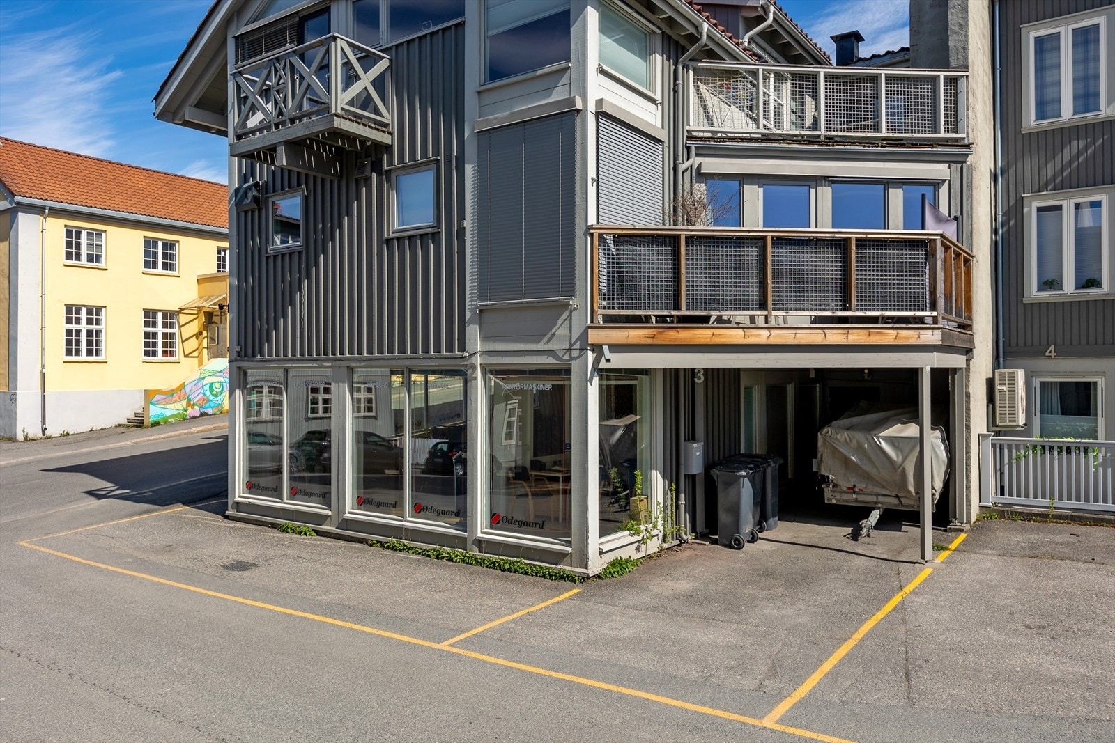 Inngang til bakdør og mulighet for parkeringsplass Galleribilde