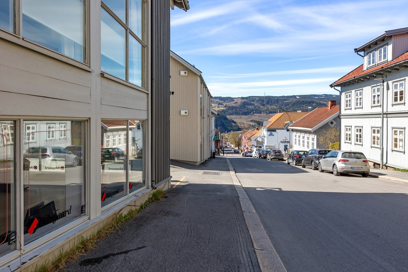 Gatemiljø. Gågata krysser midt i bildet/gata Galleribilde