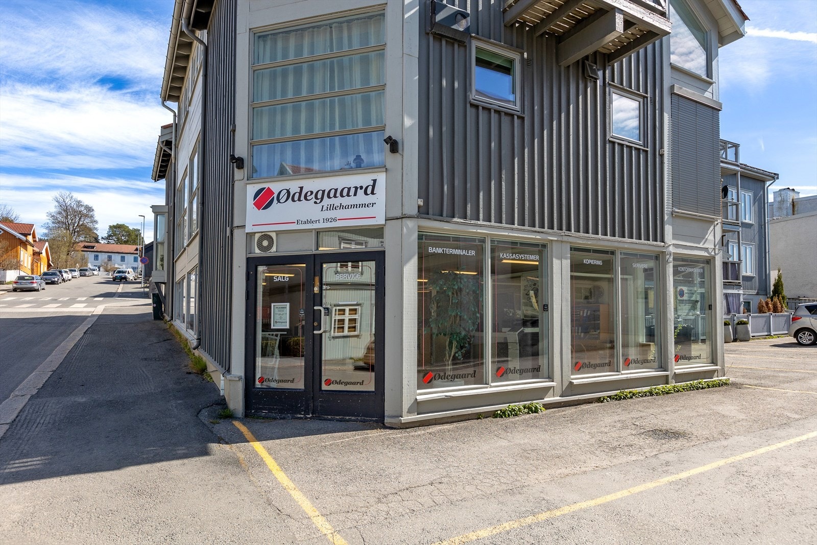 Fasade. Mulighet for å leie parkeringsplasser utenfor vindu/inngang Galleribilde