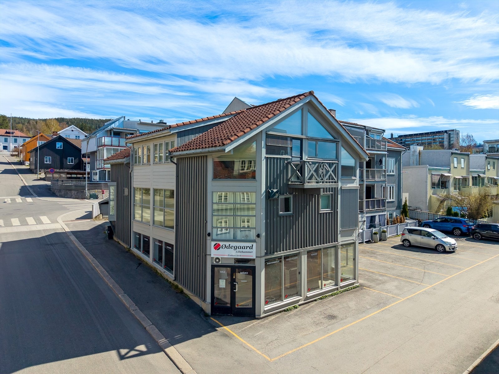 Fasade sett fra jernbanegata. Galleribilde