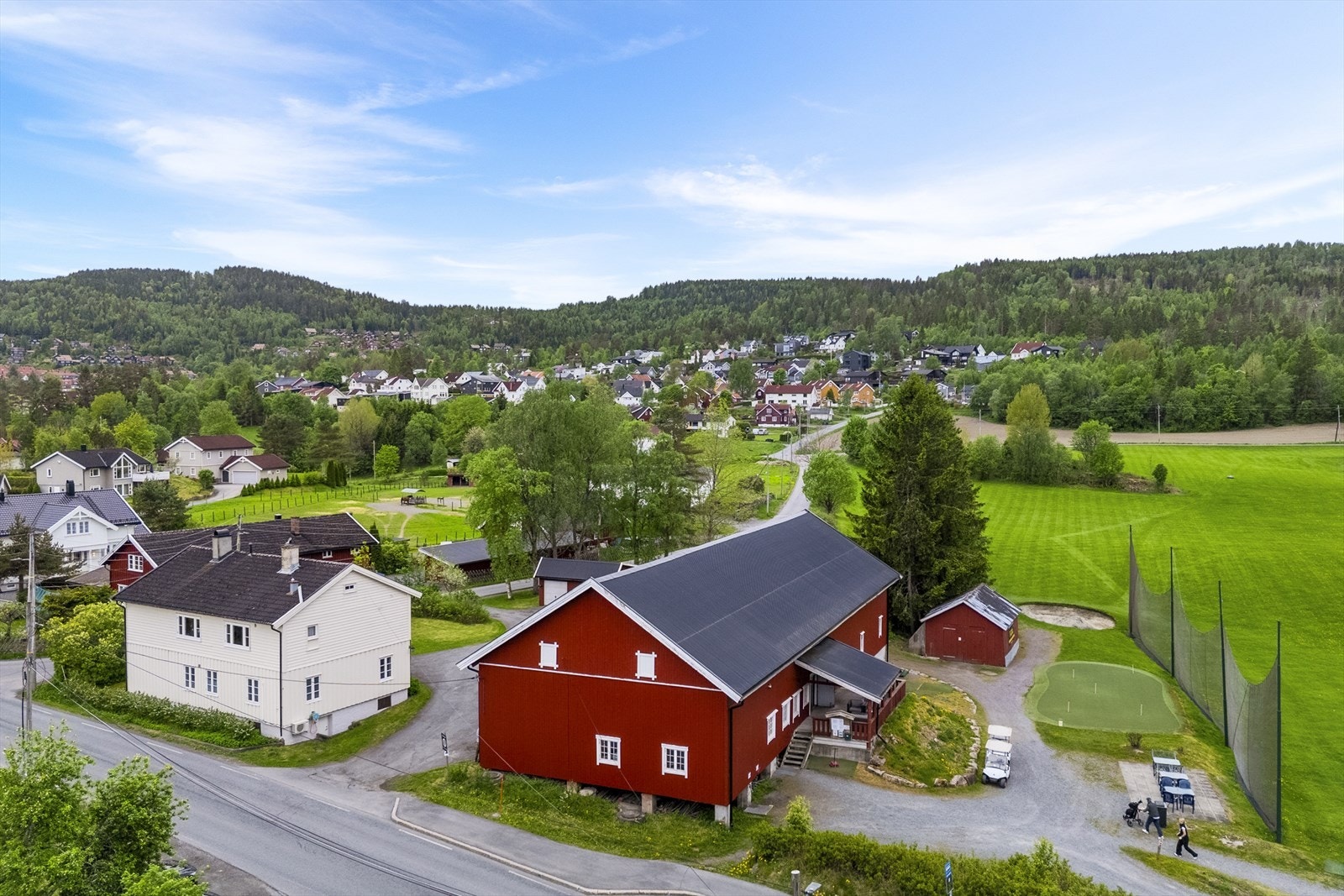 Gamle tunet på Jonsrud Nedre med golfen til høyre Galleribilde