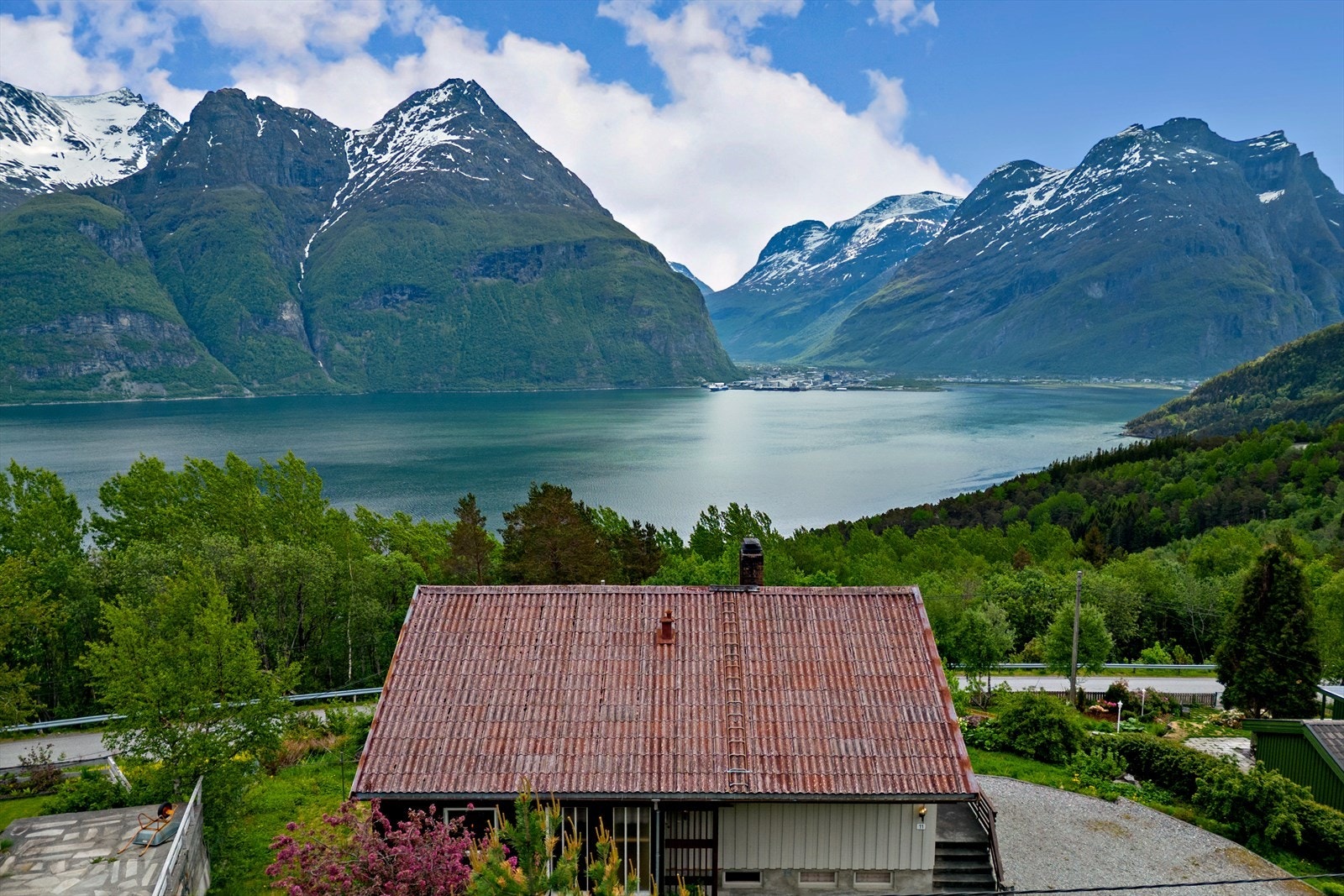Dronebilde fra østsiden av huset, som viser den unike beliggenheten og utsikten. Galleribilde
