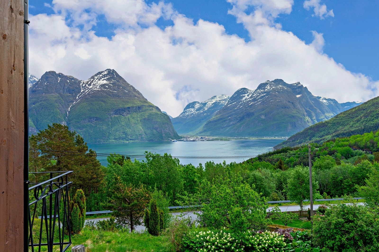 Her kan man følge med på båttrafikken i fjorden og sesongvariasjonene i fjella. Galleribilde