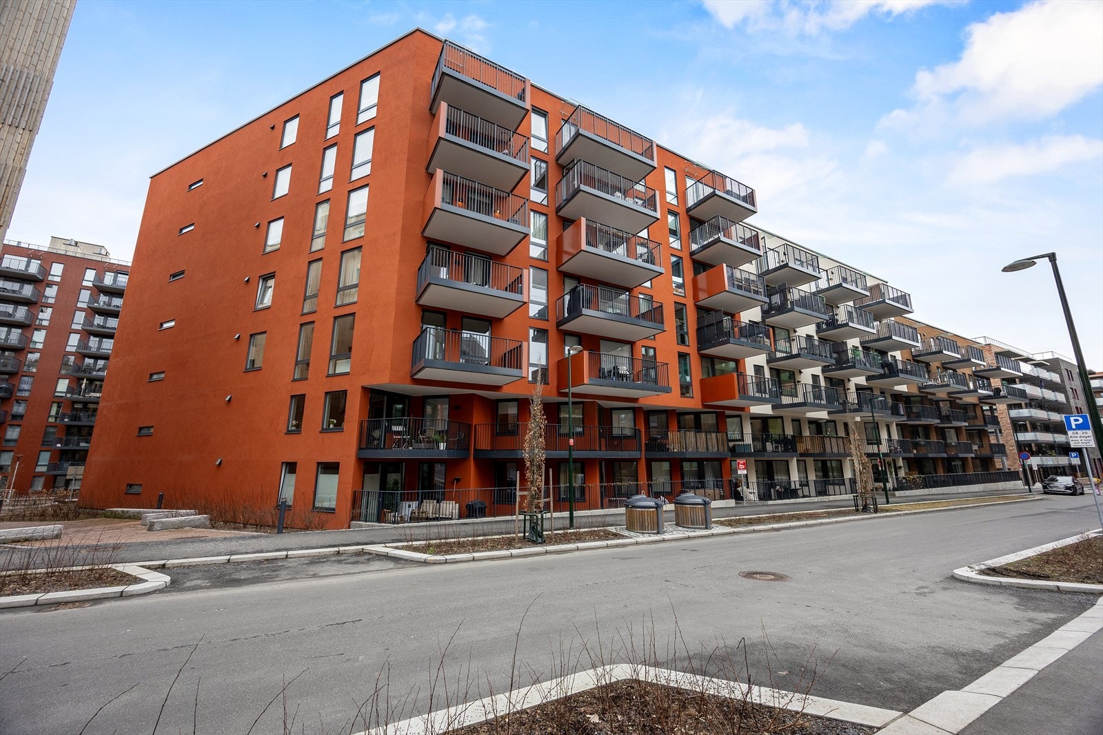 Bygget ble ferdigstilt i 2023 og har fasader kledd med en kombinasjon av puss og trekledning. Galleribilde