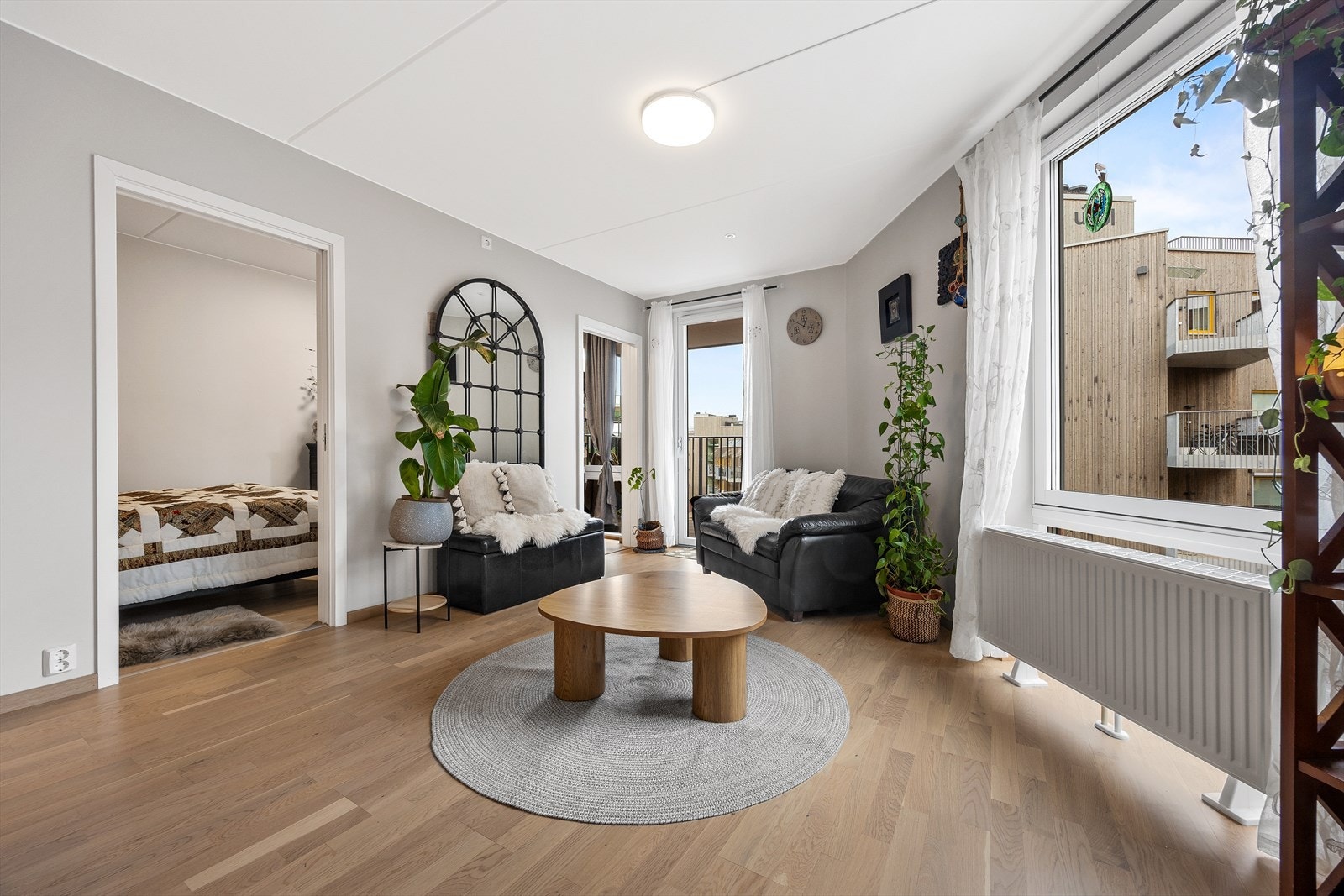 Som endeleilighet nyter stuen godt av lys fra flere kanter. Vinduene har 3-lags glass som sikrer god isolasjon og støyreduksjon. Galleribilde