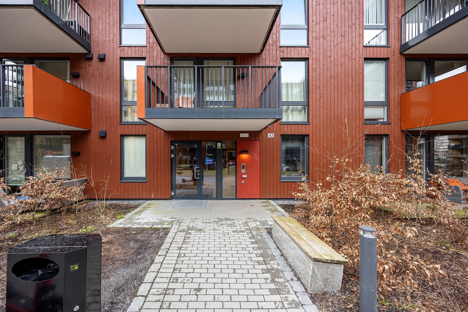 Velholdt og representativt inngangsparti. Galleribilde