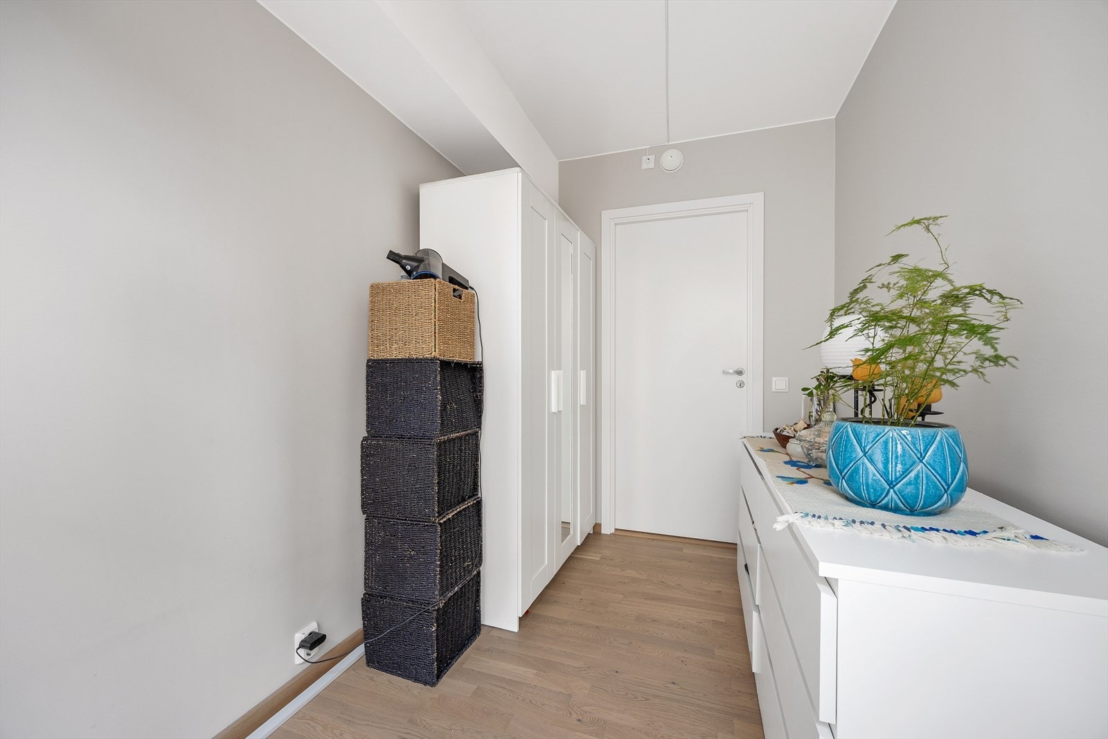 Rommet har god plass til både seng og oppbevaringsmøbler. Galleribilde