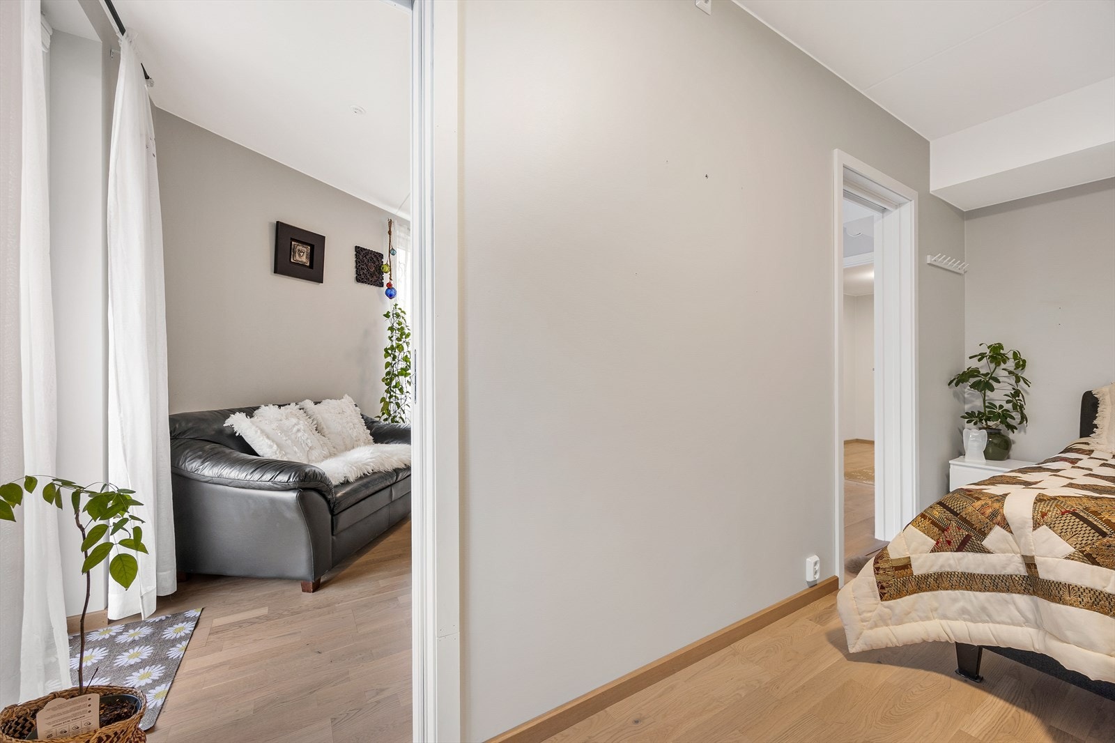 Leiligheten har en god og arealeffektiv planløsning som skiller soverommene fra den sosiale sonen. Galleribilde