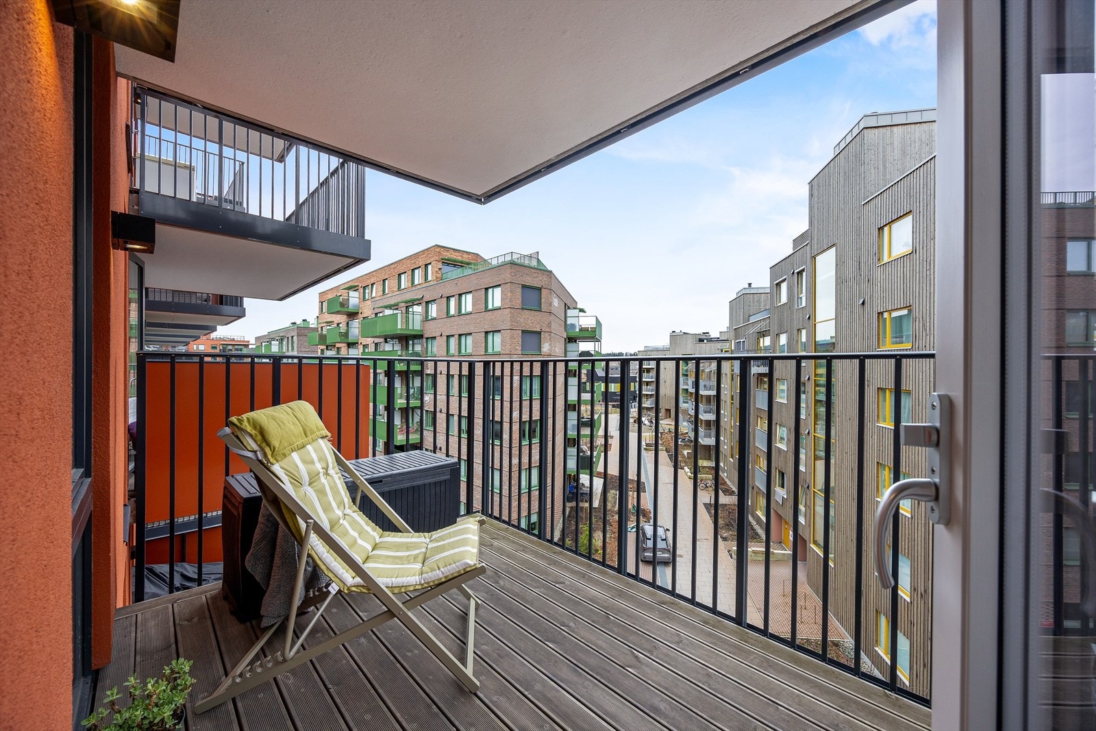 Fra stuen er det utgang til en sydvendt balkong på 7 m². Her er det god plass til en sittegruppe for å nyte fine dager. Galleribilde