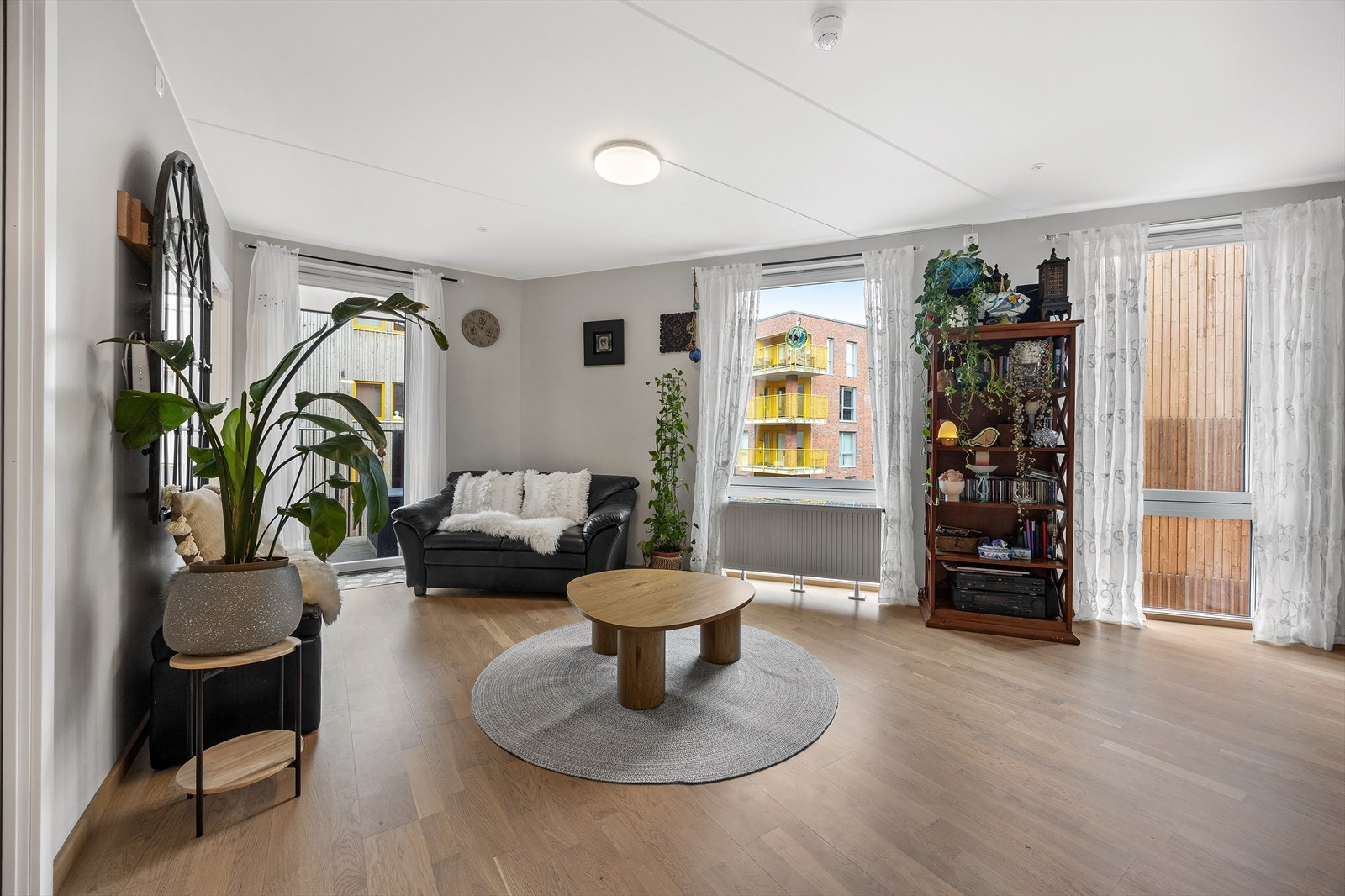 Oppvarming skjer via radiatorer tilknyttet fjernvarmeanlegg, som gir en stabil og forutsigbar varme. Galleribilde