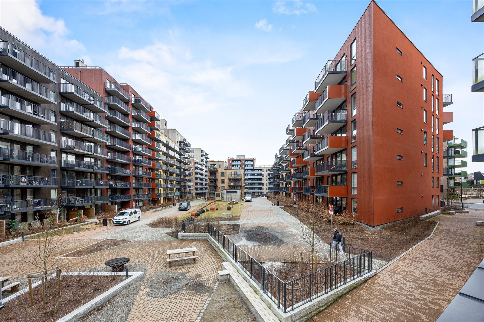 Beliggenheten er sentral med kun få minutters gange til Triaden Lørenskog Storsenter, som tilbyr et bredt utvalg av butikker og servicetilbud. Galleribilde