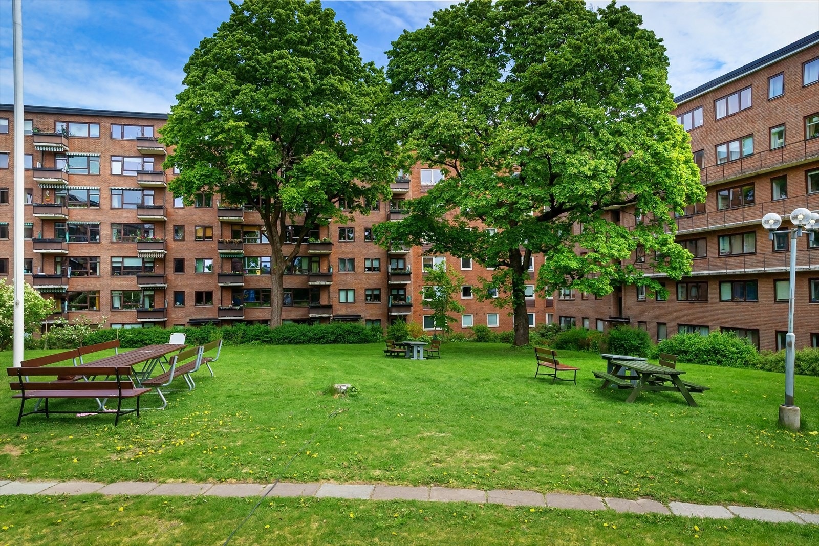 Tomten er pent opparbeidet med flotte grøntområder til glede for store og små Galleribilde