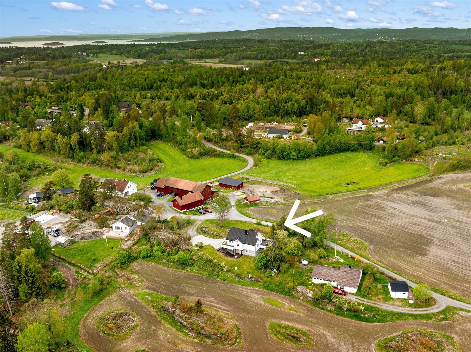 Eiendomsmegler1 Vestby/Son v/ Erik Nickelsen har den glede av å presentere Klokkerudveien 91 i Hølen. Foto: Stylistene AS Galleribilde