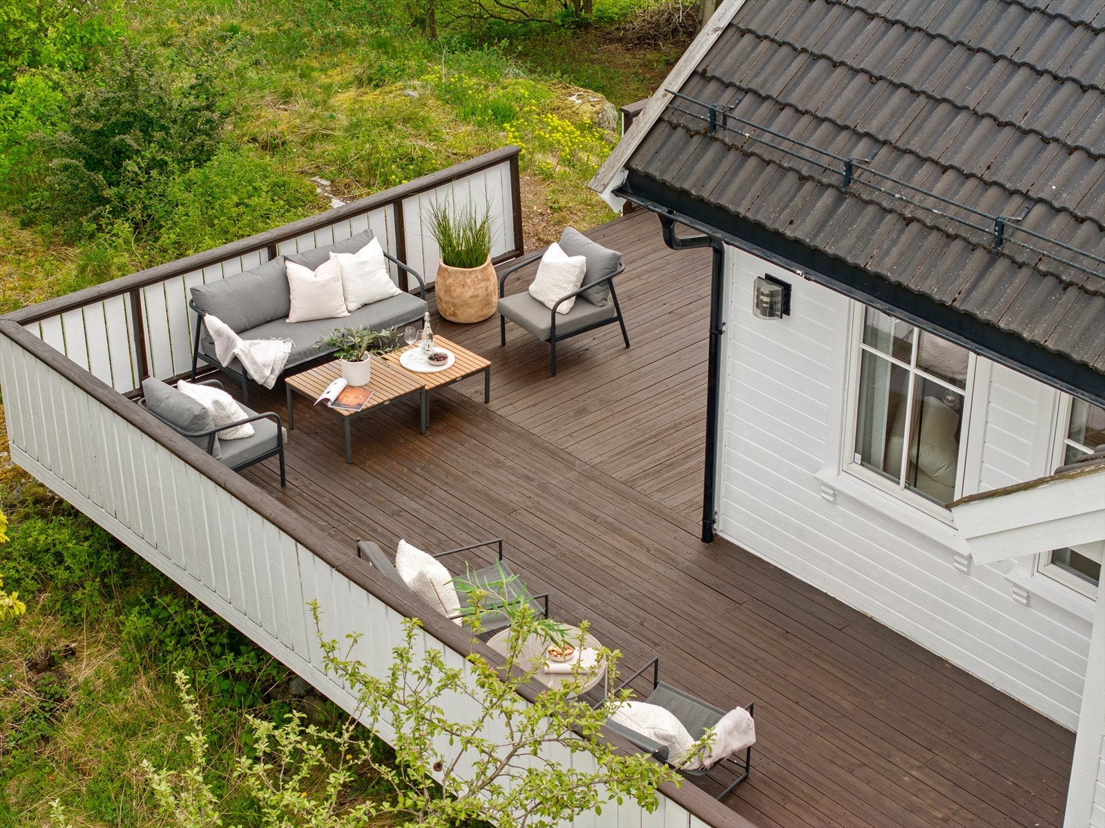 Detalj av den store terrassen med flere møbleringsmuligheter. Galleribilde