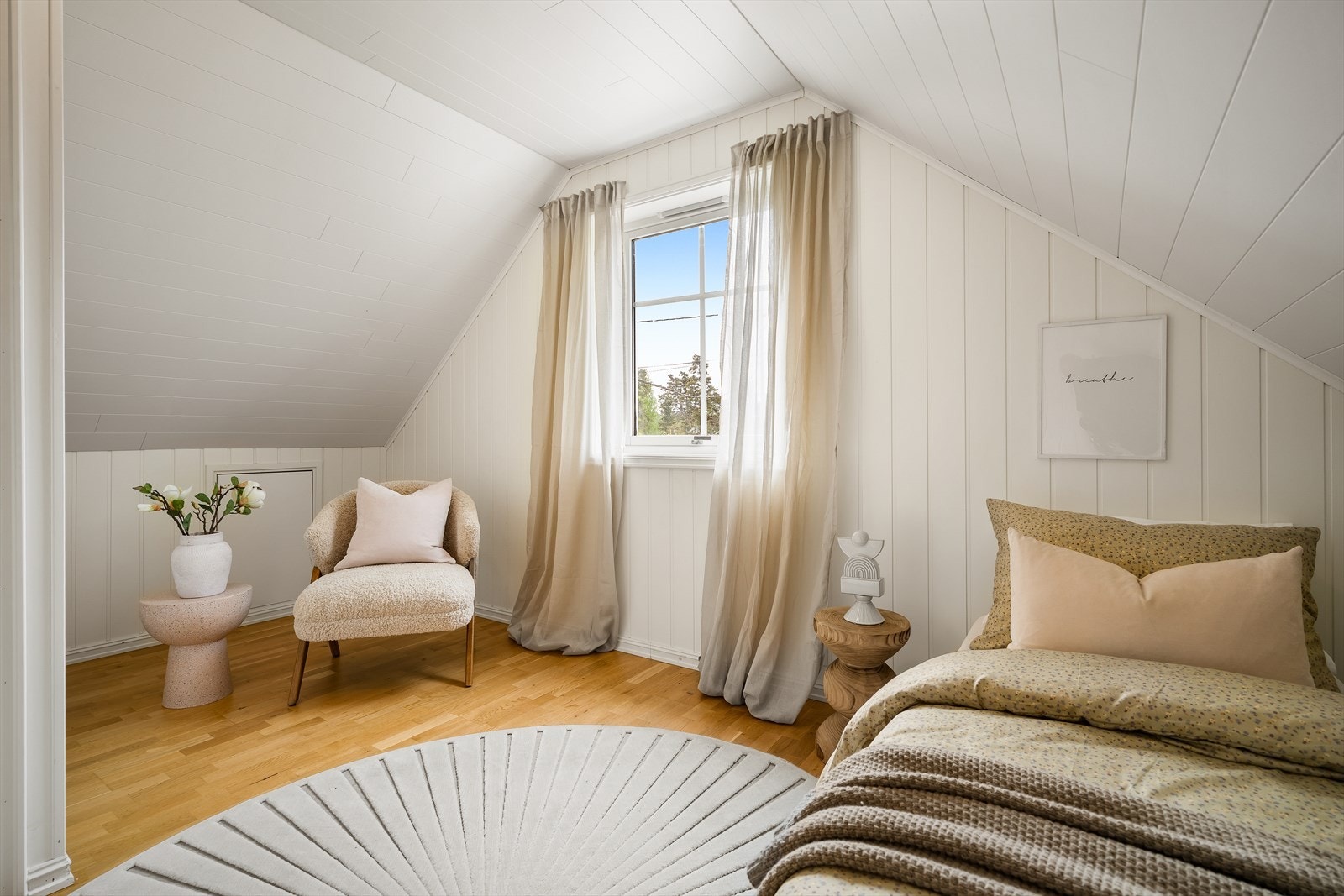 Det andre soverommet i etasjen er lyst og trivelig, med plass til seng og oppbevaring. Galleribilde