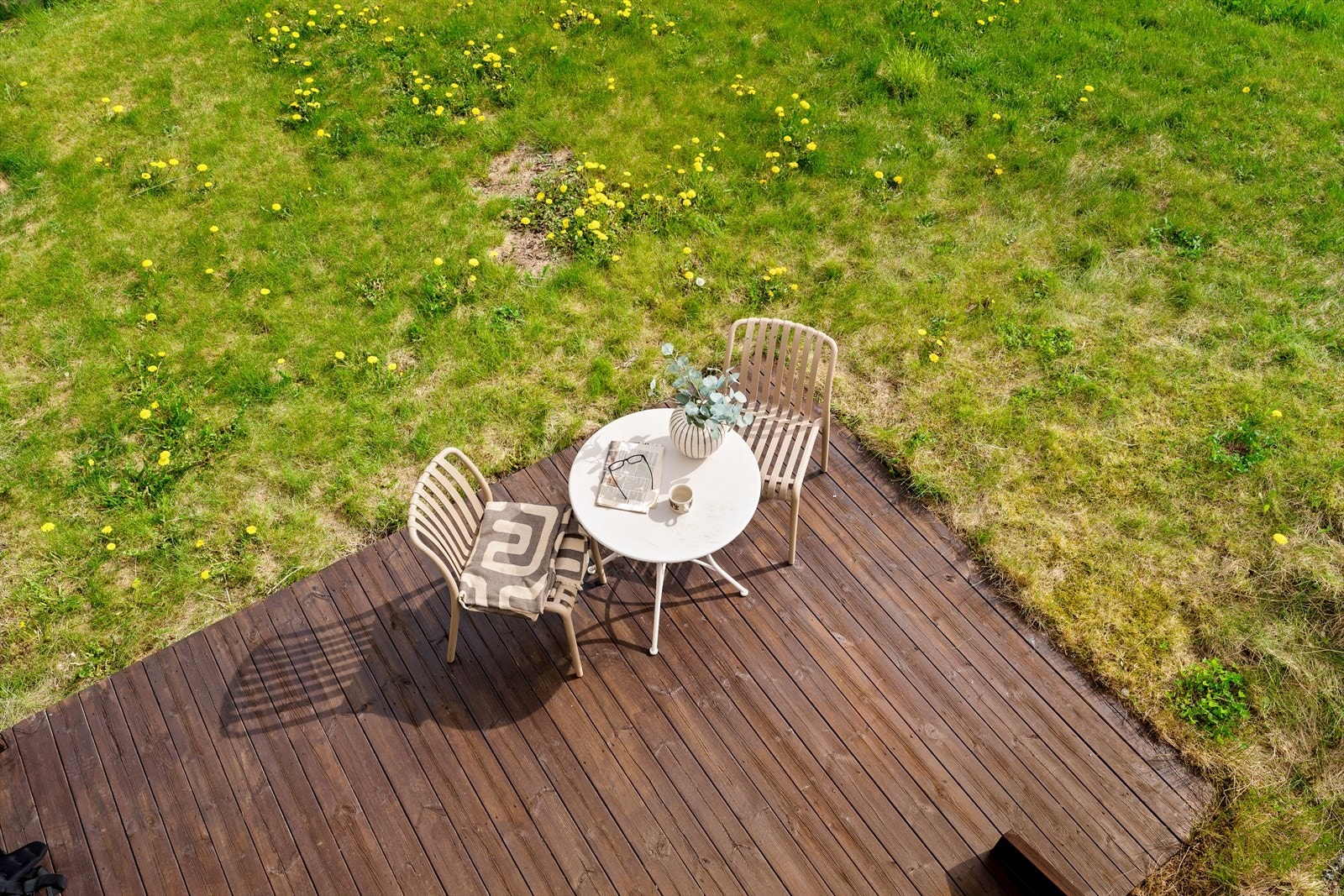 En av uteplassene har direkte tilknytning til hagen. Galleribilde