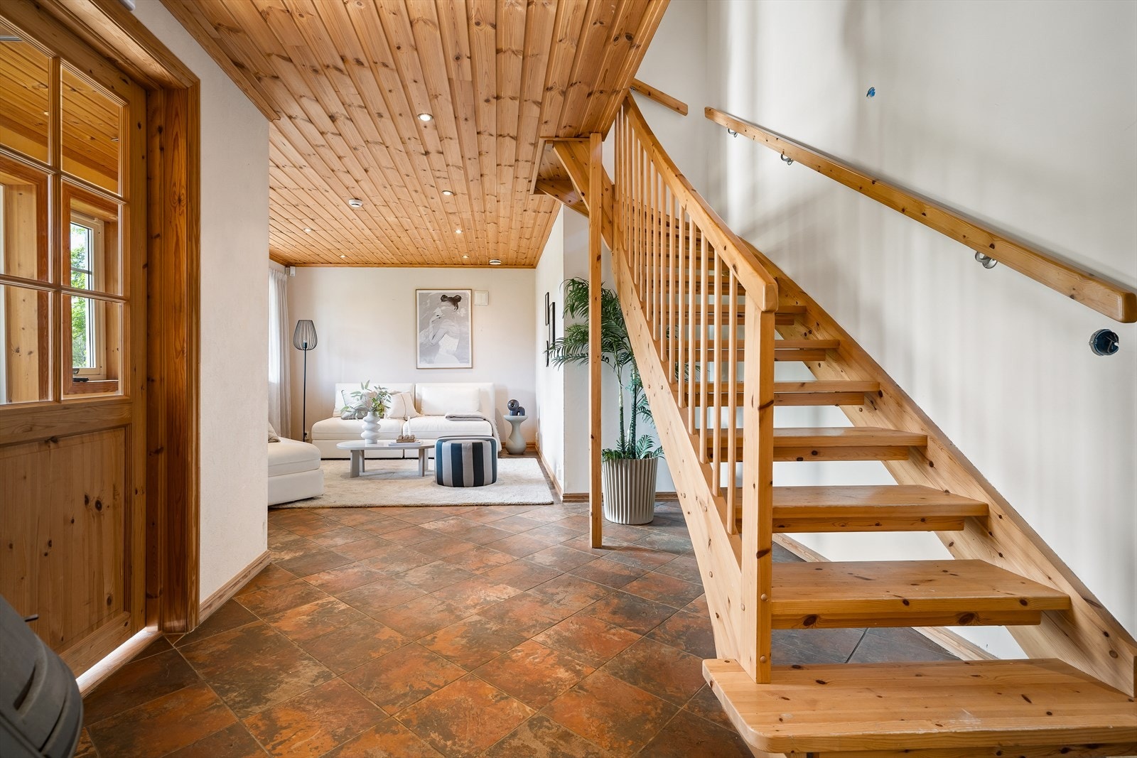 Inngangspartiet i underetasjen leder inn til en romslig hall og kjellerstue. Galleribilde