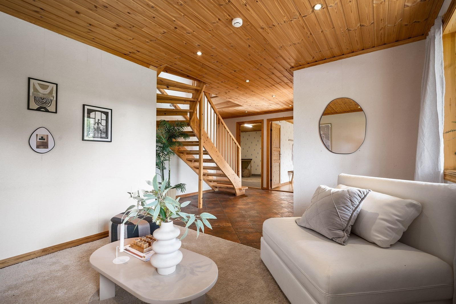 Tretaket og de varme gulvflisene skaper en lun og innbydende atmosfære. Galleribilde