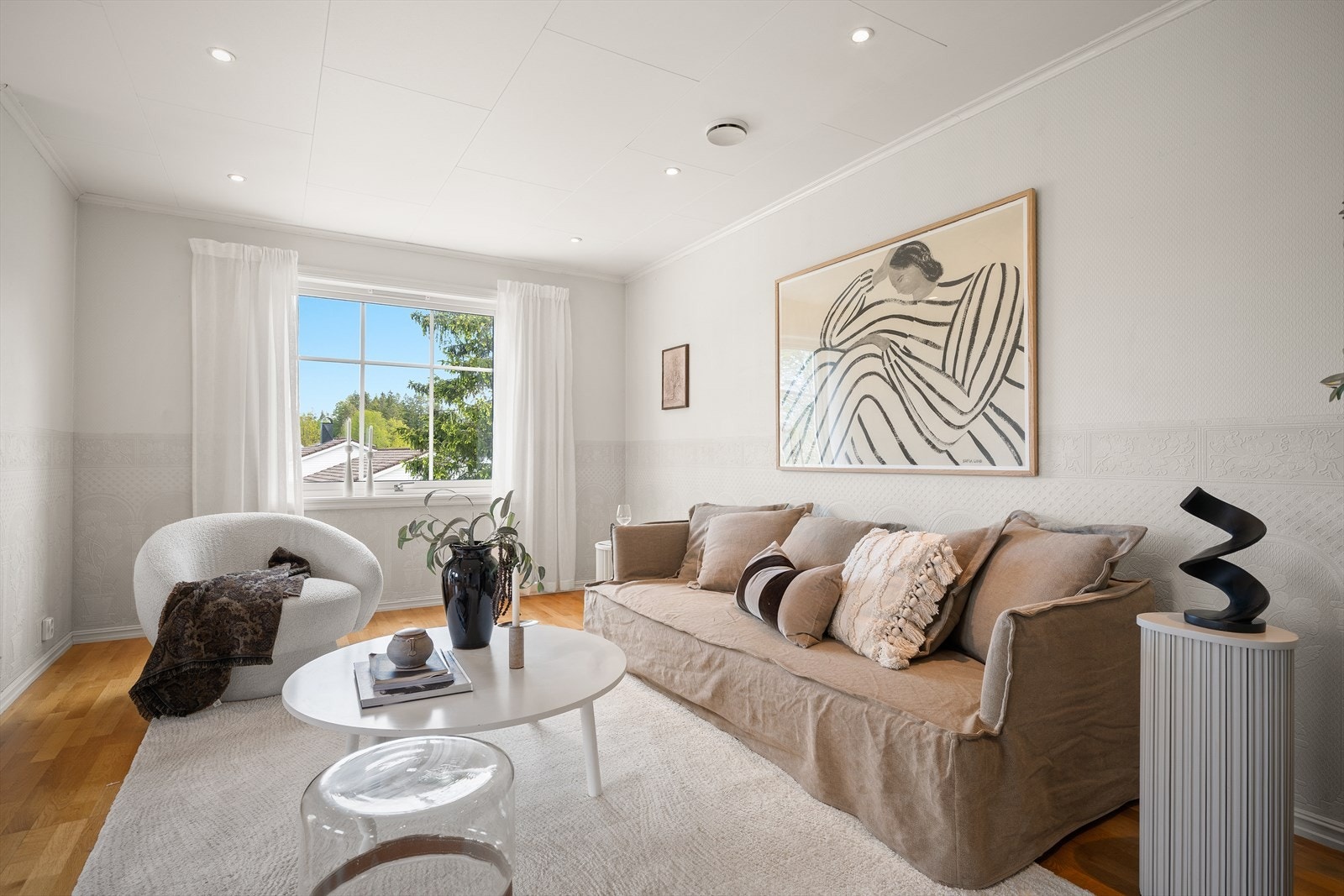 Store vindusflater og downlights i taket gir gode lysforhold. Galleribilde