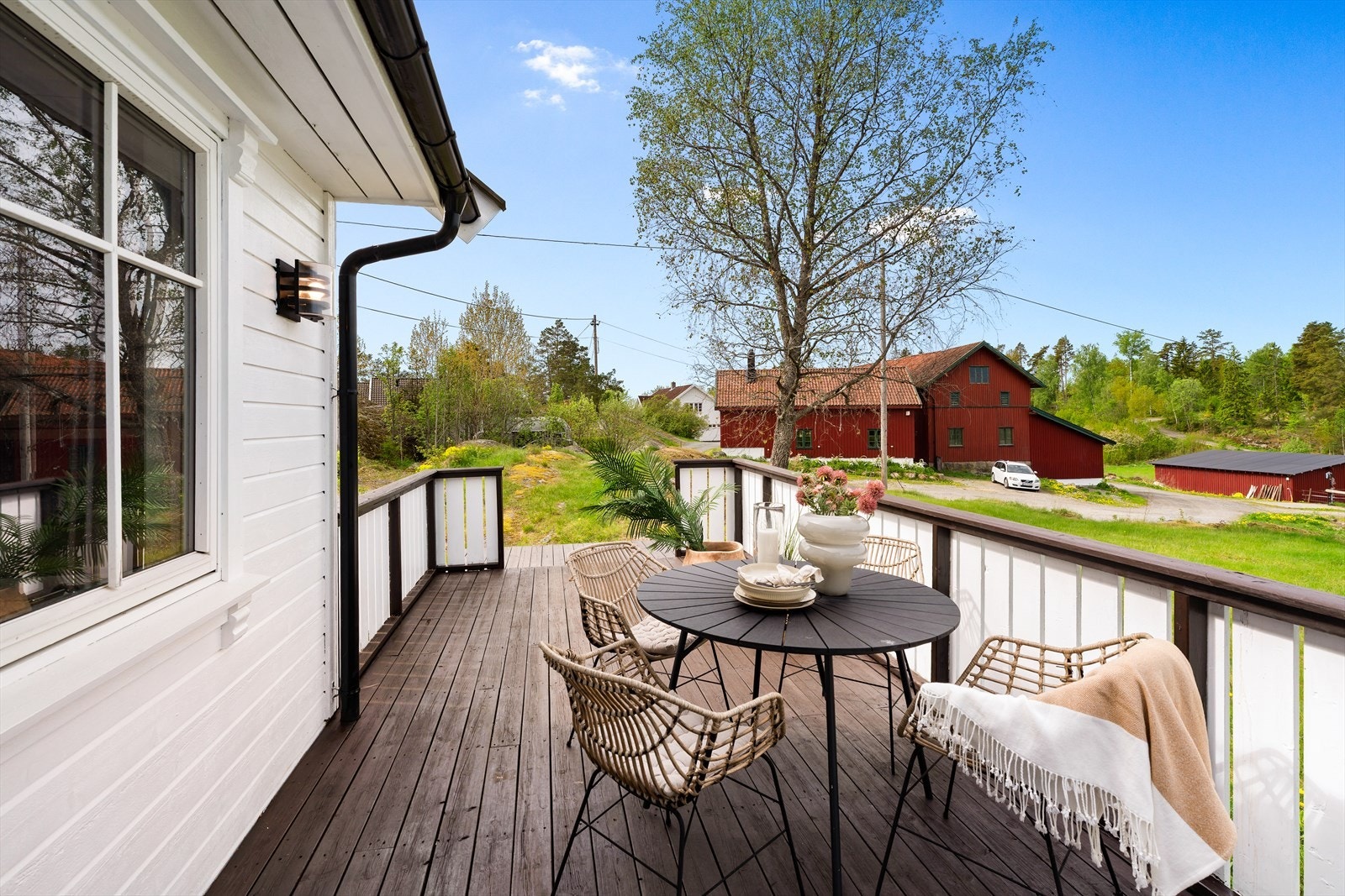 Uteplassene har flere soner for både spiseplass og loungegruppe. Galleribilde