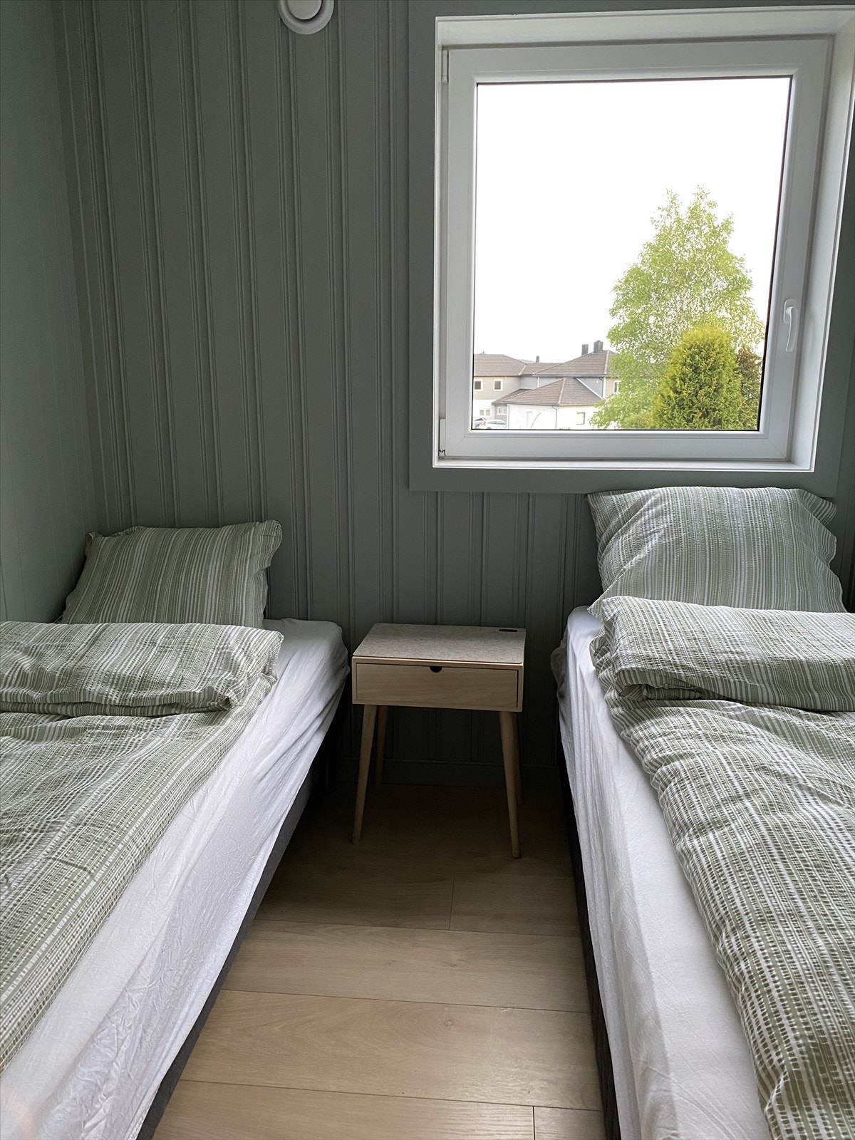 Soverom nede. Plass til to enkeltsenger gir fleksibilitet i soveromsløsningen. Galleribilde