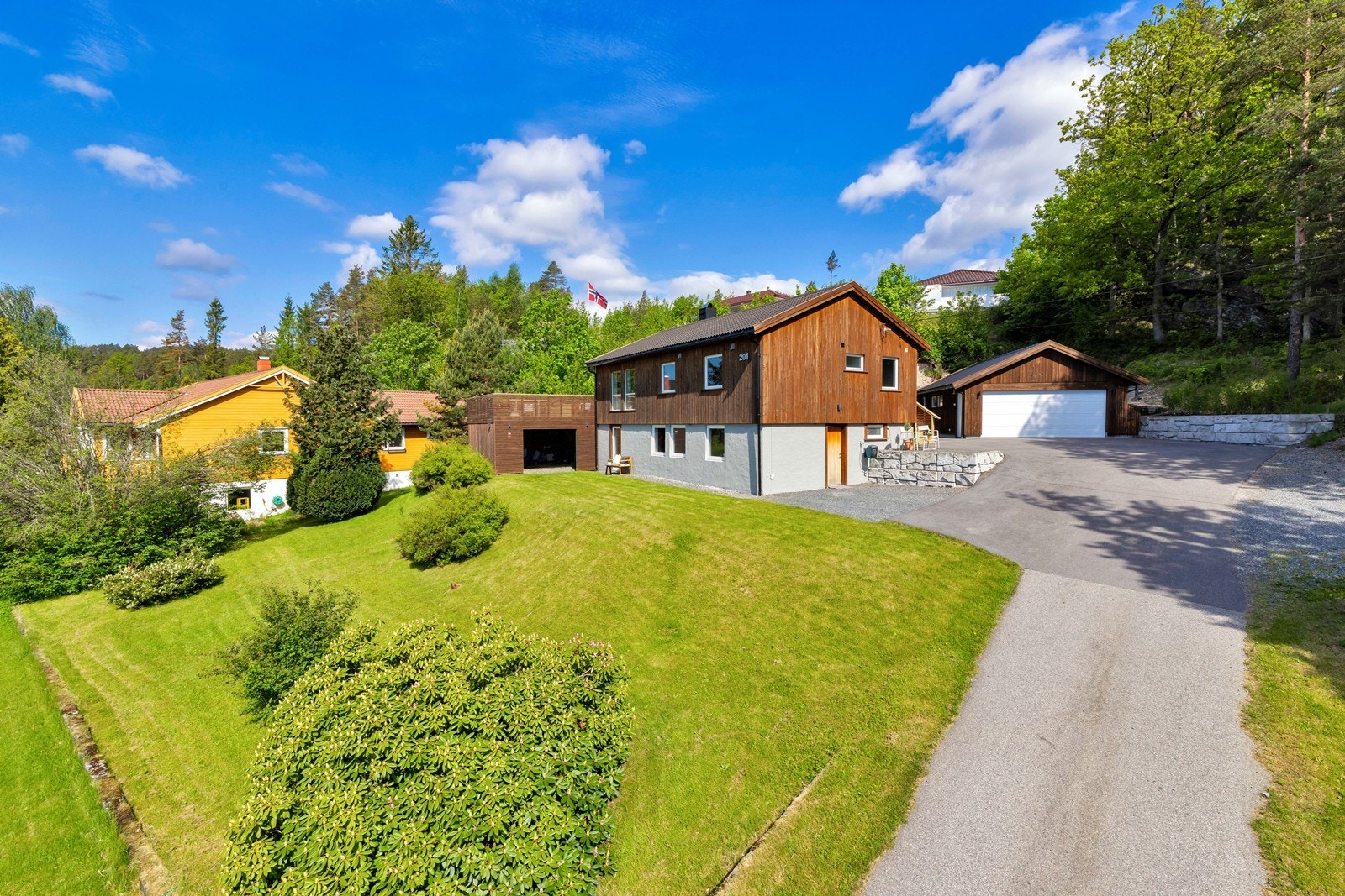 Velkommen til Topdalsveien 201 presentert av Eiendomsmegler Norge v/Gro Lillian Netland Hulløen! Galleribilde
