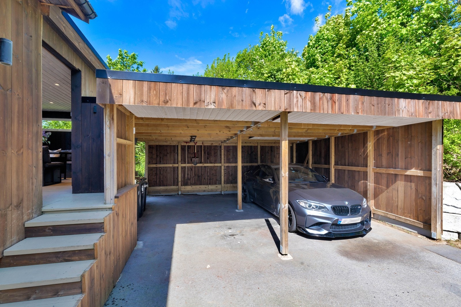 Carport i forbindelse med uteplassen. Galleribilde