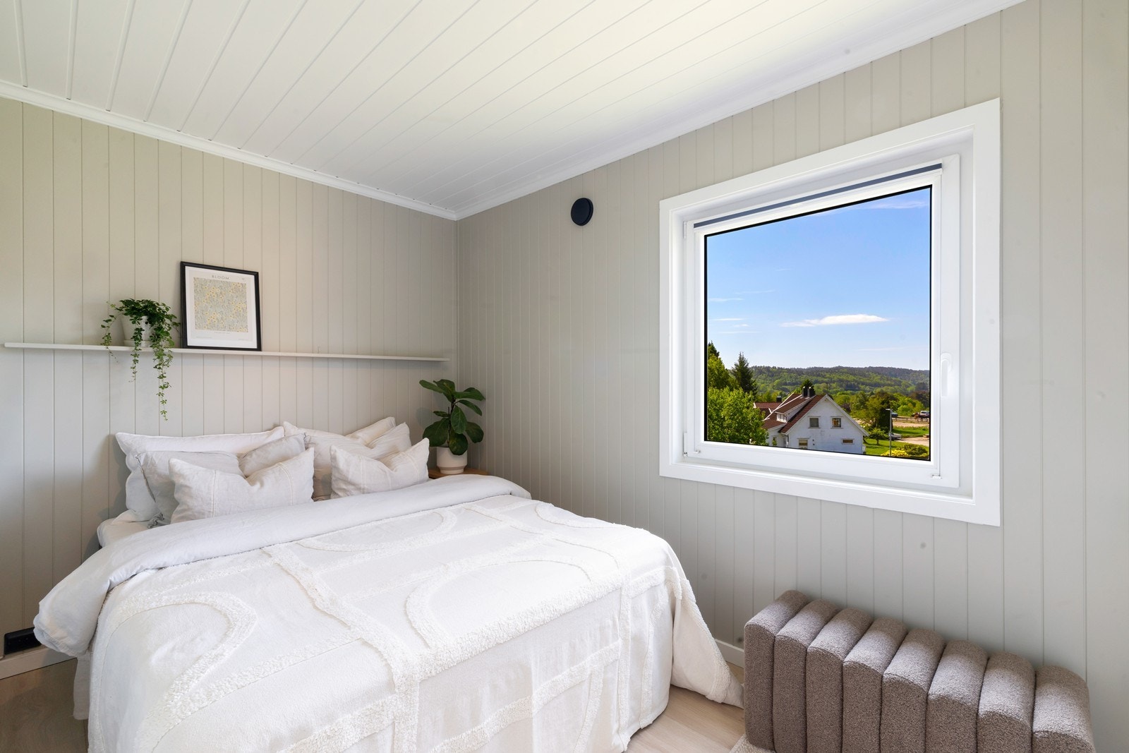 Panelte vegger og laminatgulv. Galleribilde