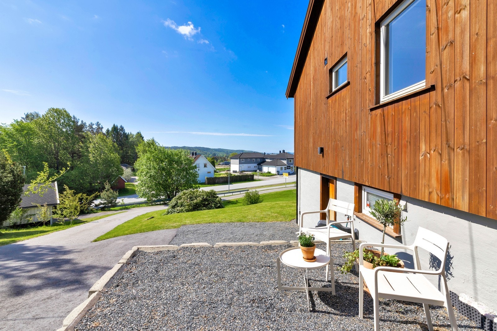 Solrik uteplass. Galleribilde