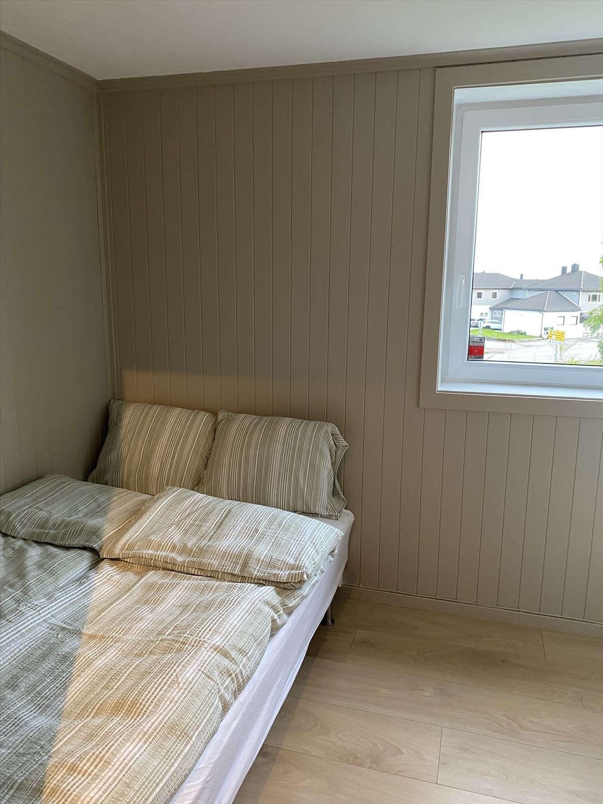 Soverom nede. Rommet har panelte vegger og laminatgulv med plass til dobbeltseng. Galleribilde