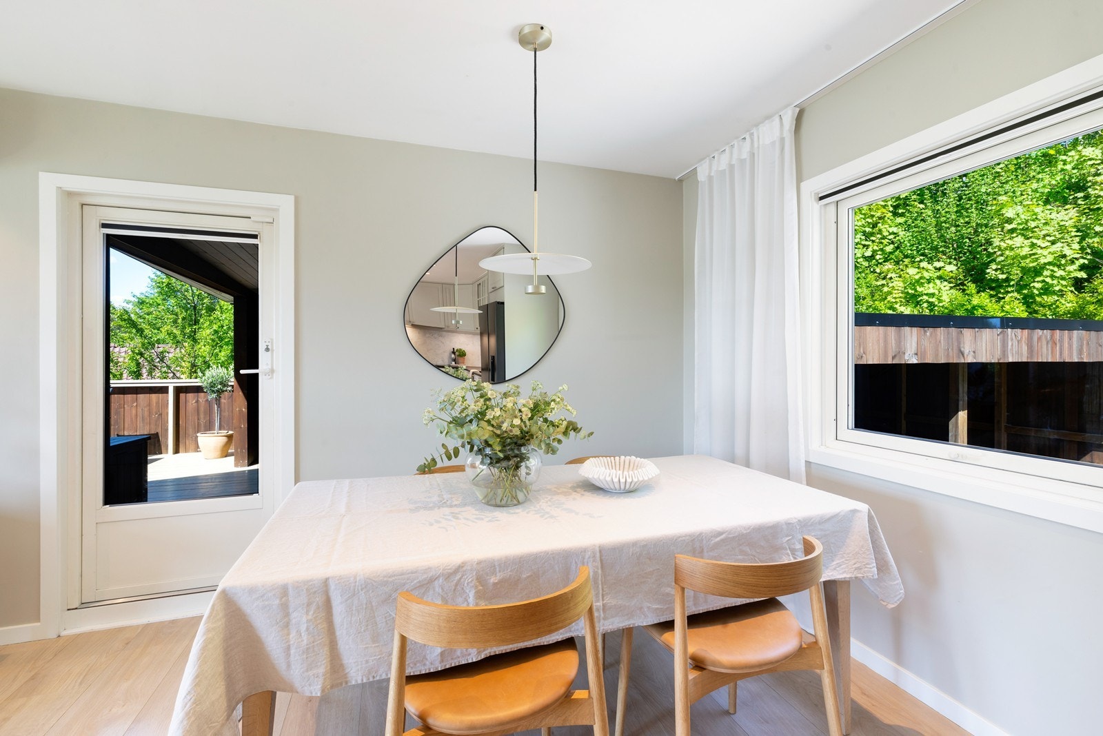 Utgang til terrasse fra spisestuen gir enkel tilgang til uteområdet. Galleribilde
