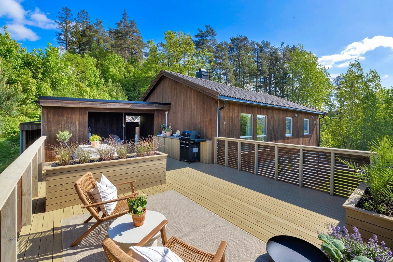 Deilig uteplass med flotte plantekasser. Galleribilde