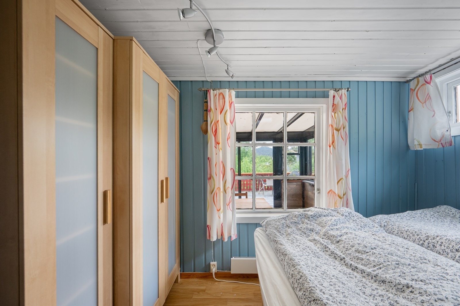 Soverommet har plass til garderobeskap for oppbevaring. Galleribilde