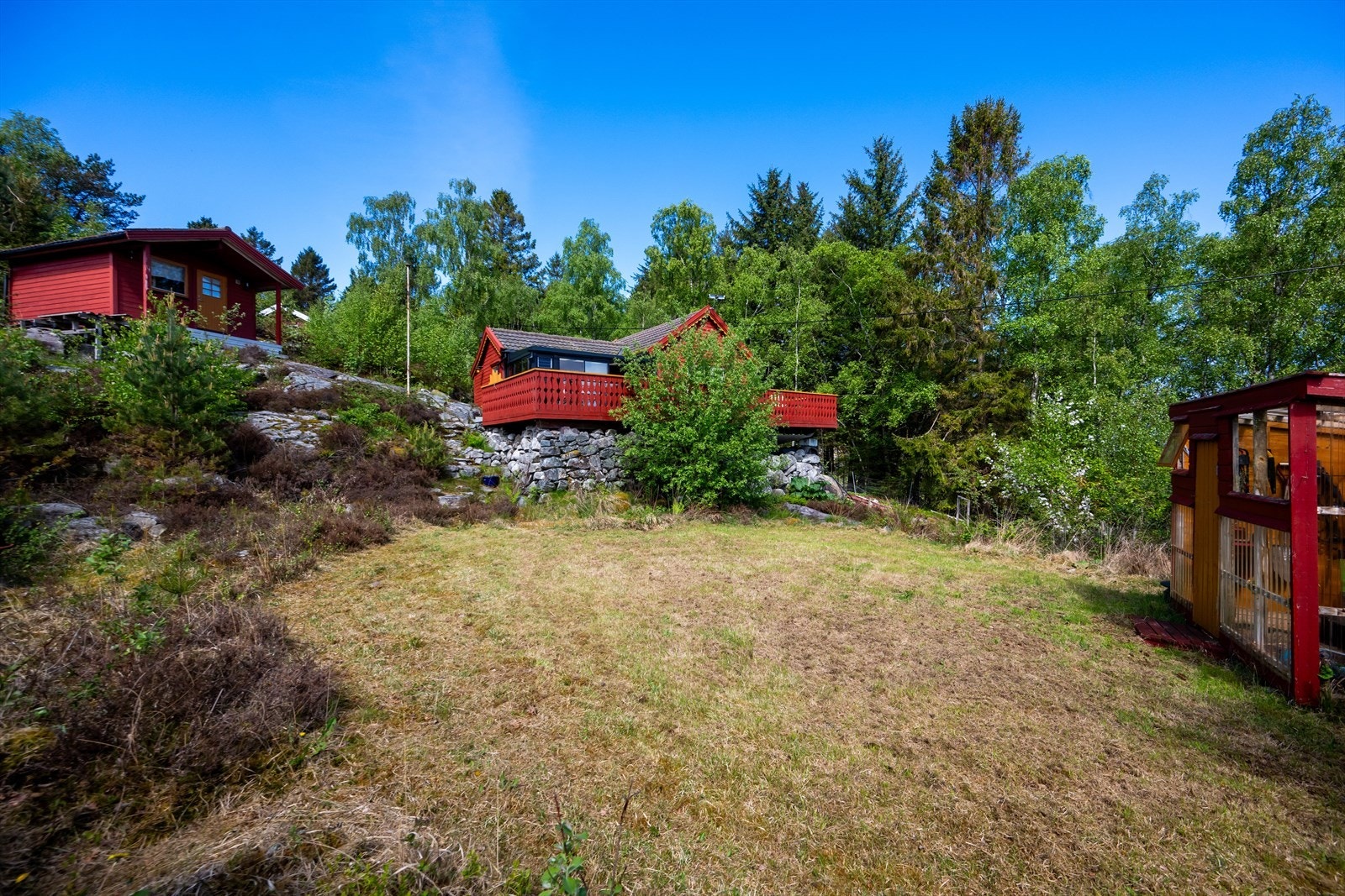 Hytta ligger høyt og fritt i terrenget, med utsikt og gode lysforhold. Galleribilde
