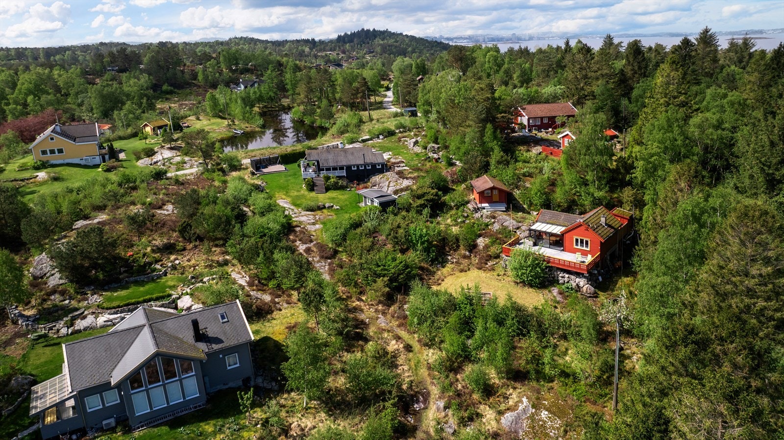 Området er preget av spredt bebyggelse i naturskjønne omgivelser. Galleribilde
