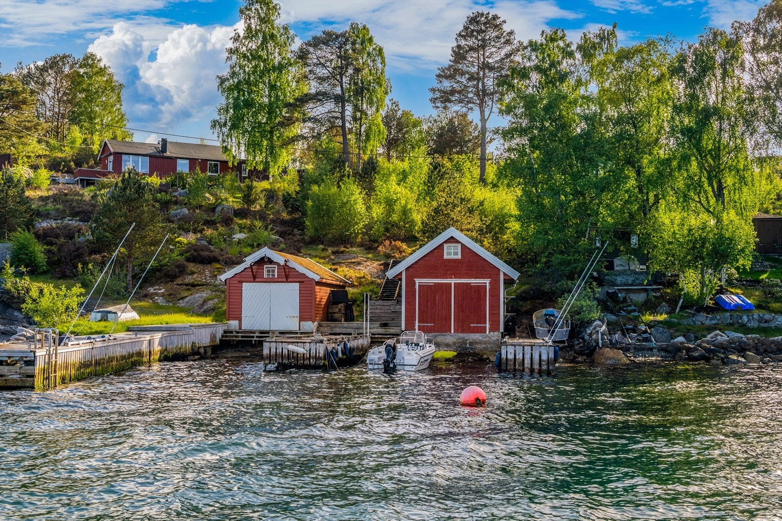 Her får du din egen base ved sjøen, bryggen lengst til høyre. Galleribilde