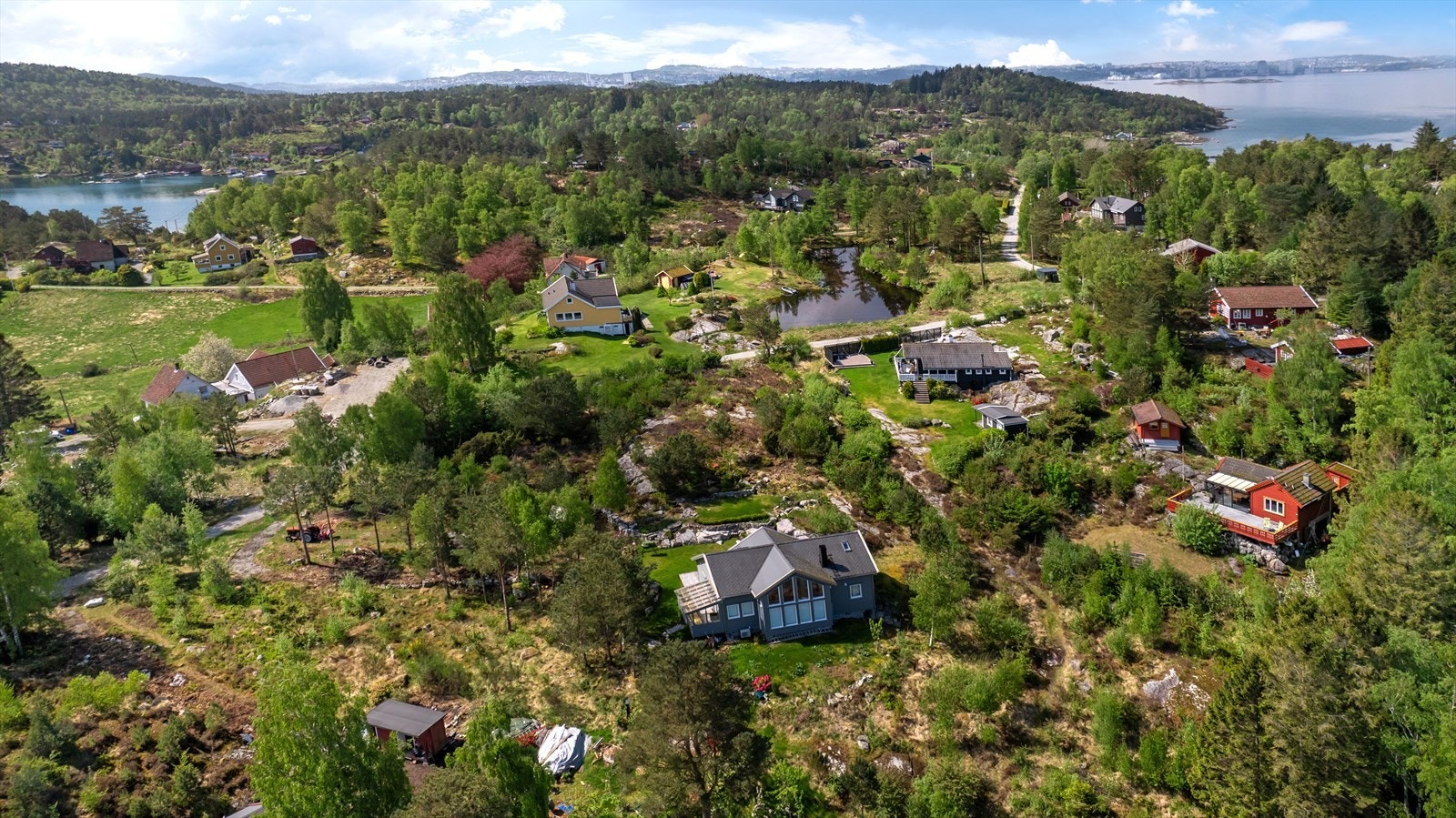 Det er hurtigbåtforbindelse fra Stavanger/Hommersåk og det er en fin sti opp til eiendommen fra kaien. Galleribilde