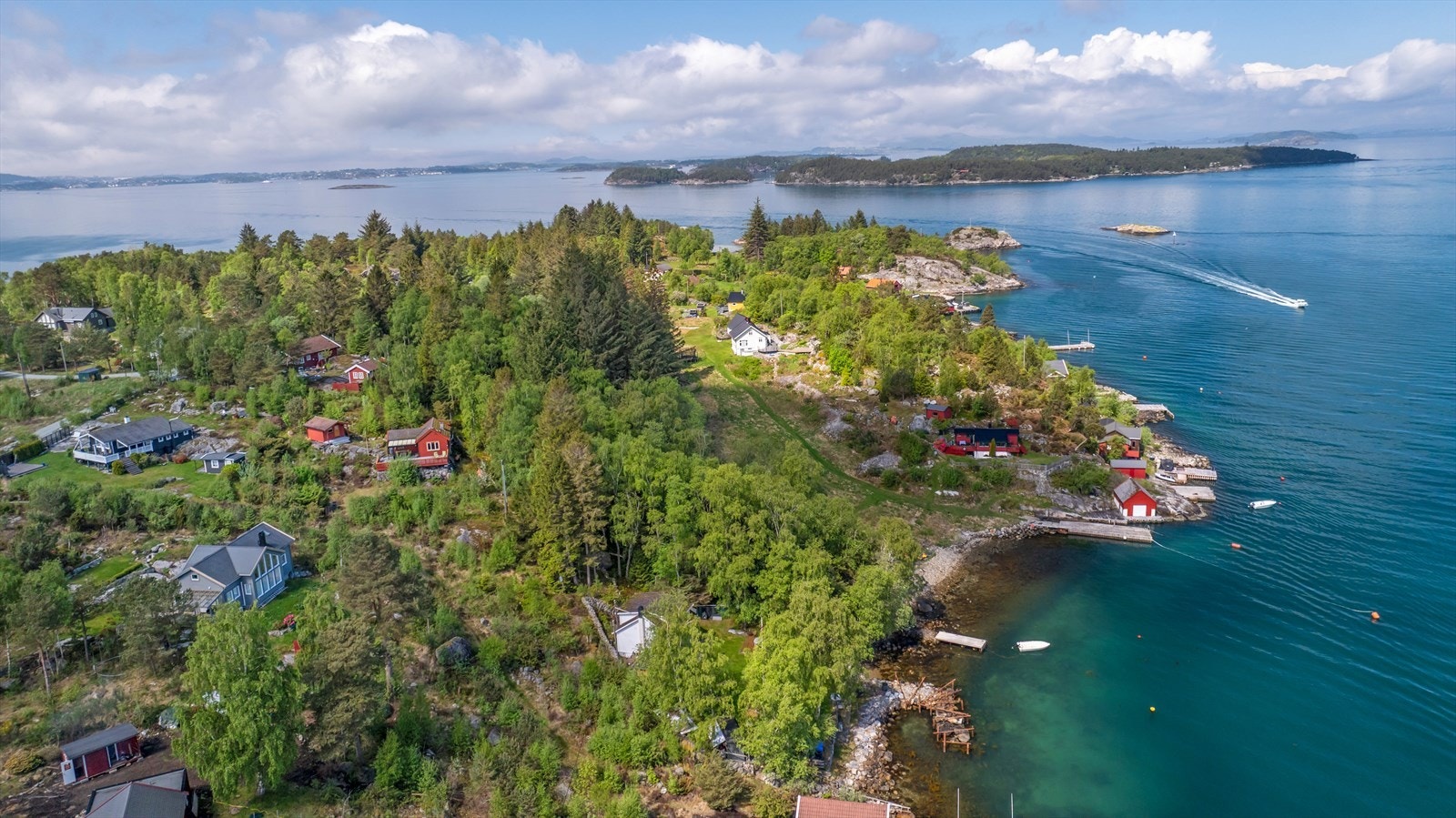 Fra eiendommen er det kort vei til sjøen og flotte turområder. Galleribilde