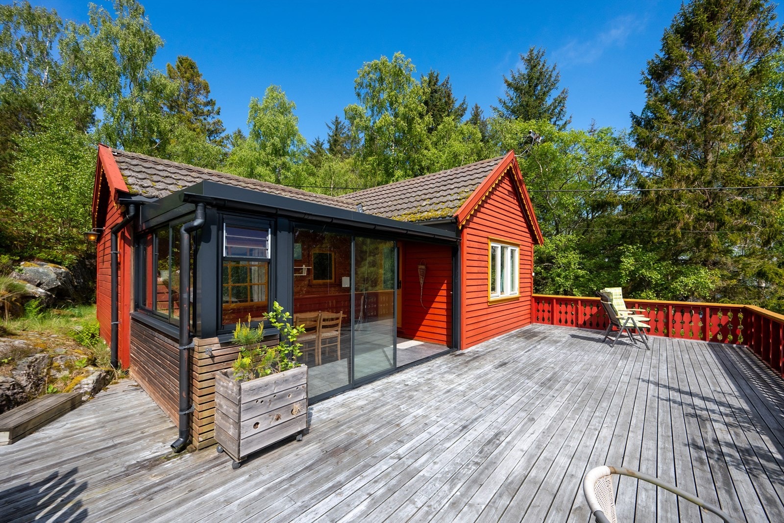 En eldre, sjarmerende hytte med innglasset utestue og omkranset av store terrasser. Utestuen og terrasser er ikke godkjent, se mer pkt. ferdigattest. Galleribilde