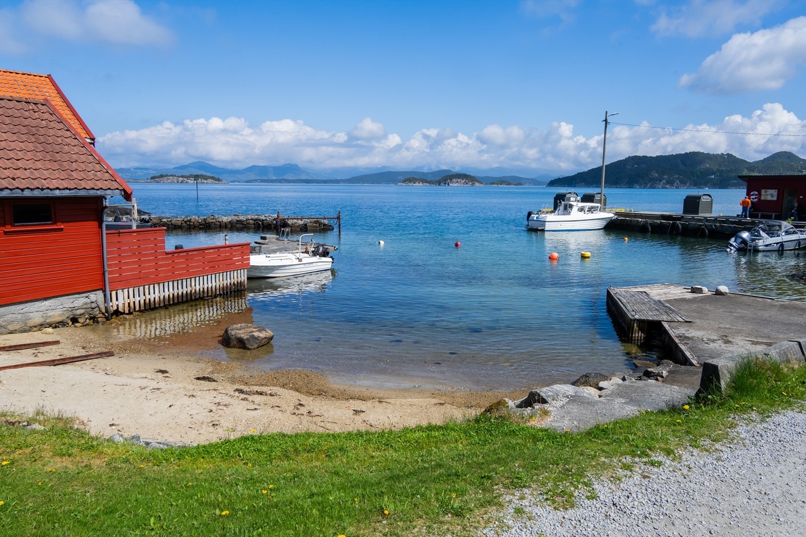 Med kun 100 meter til sjøen og nærhet til småbåthavn, ligger alt til rette for et aktivt hytteliv. Galleribilde