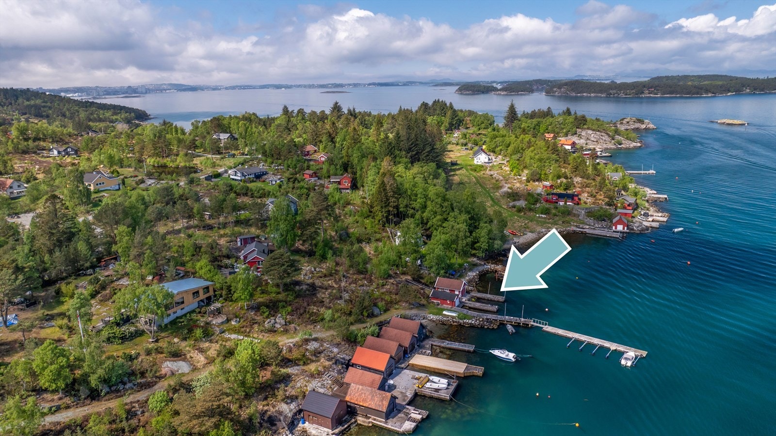 Det medfølger en egen båtstø og båt til eiendommen. Skjærgården byr på gode muligheter for både båtliv og fiske. Galleribilde