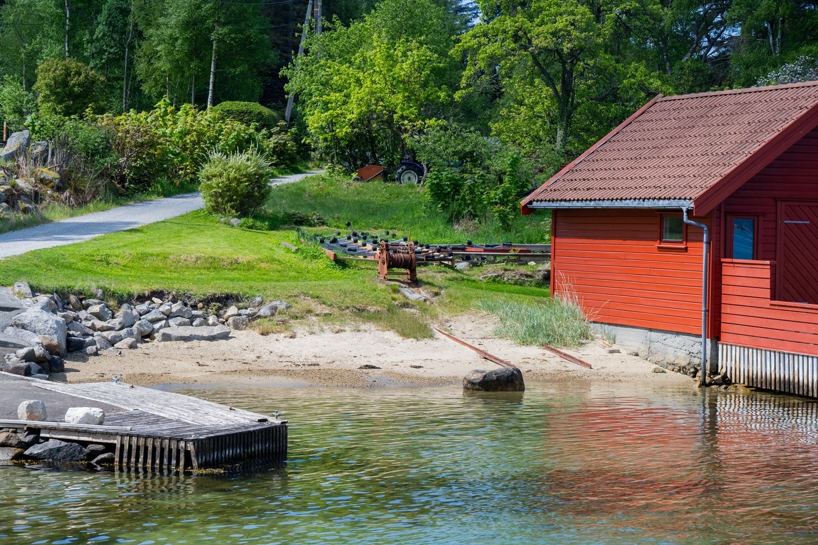 Eiendommen har nærhet til strandlinje og bryggeanlegg som eies av grunneier. Galleribilde