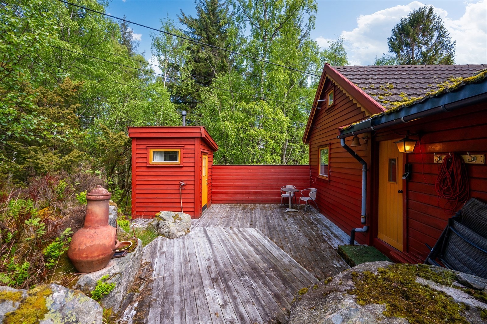 Utenfor inngangspartiet er det en treterrasse på 23 kvadratmeter. Her er det også oppført et baderomsbygg. Galleribilde