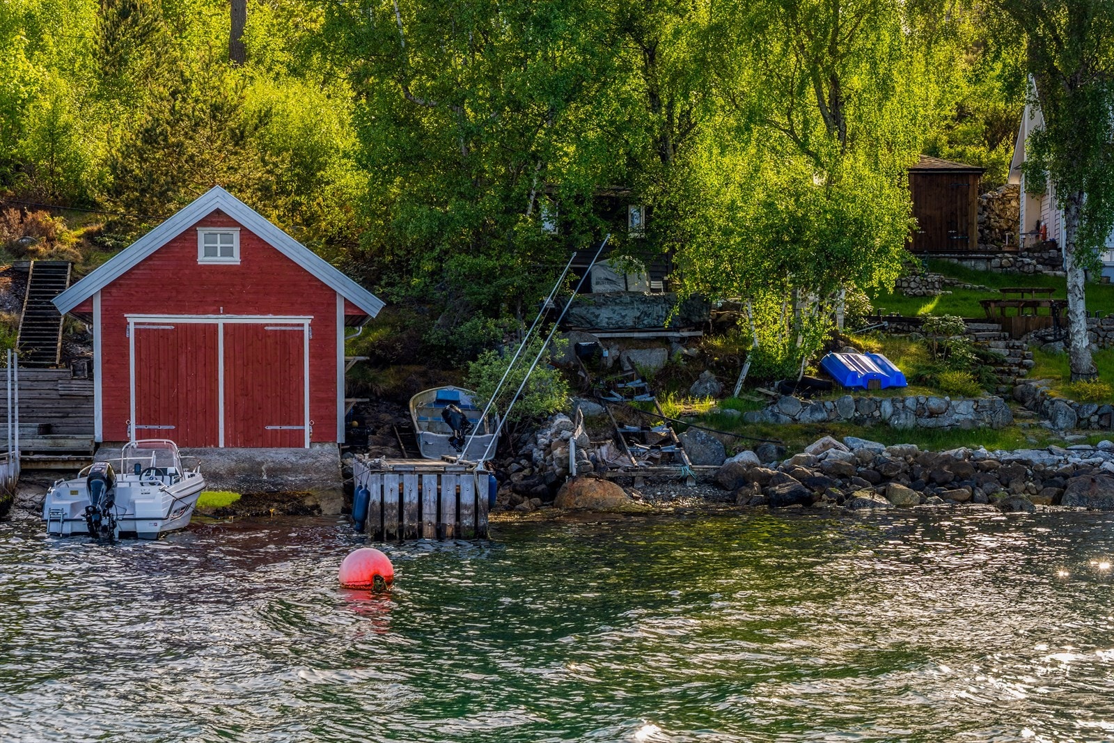 Egen brygge, båtopptrekk og båt som følger handelen - perfekte rammer for sommerdager på sjøen. Galleribilde
