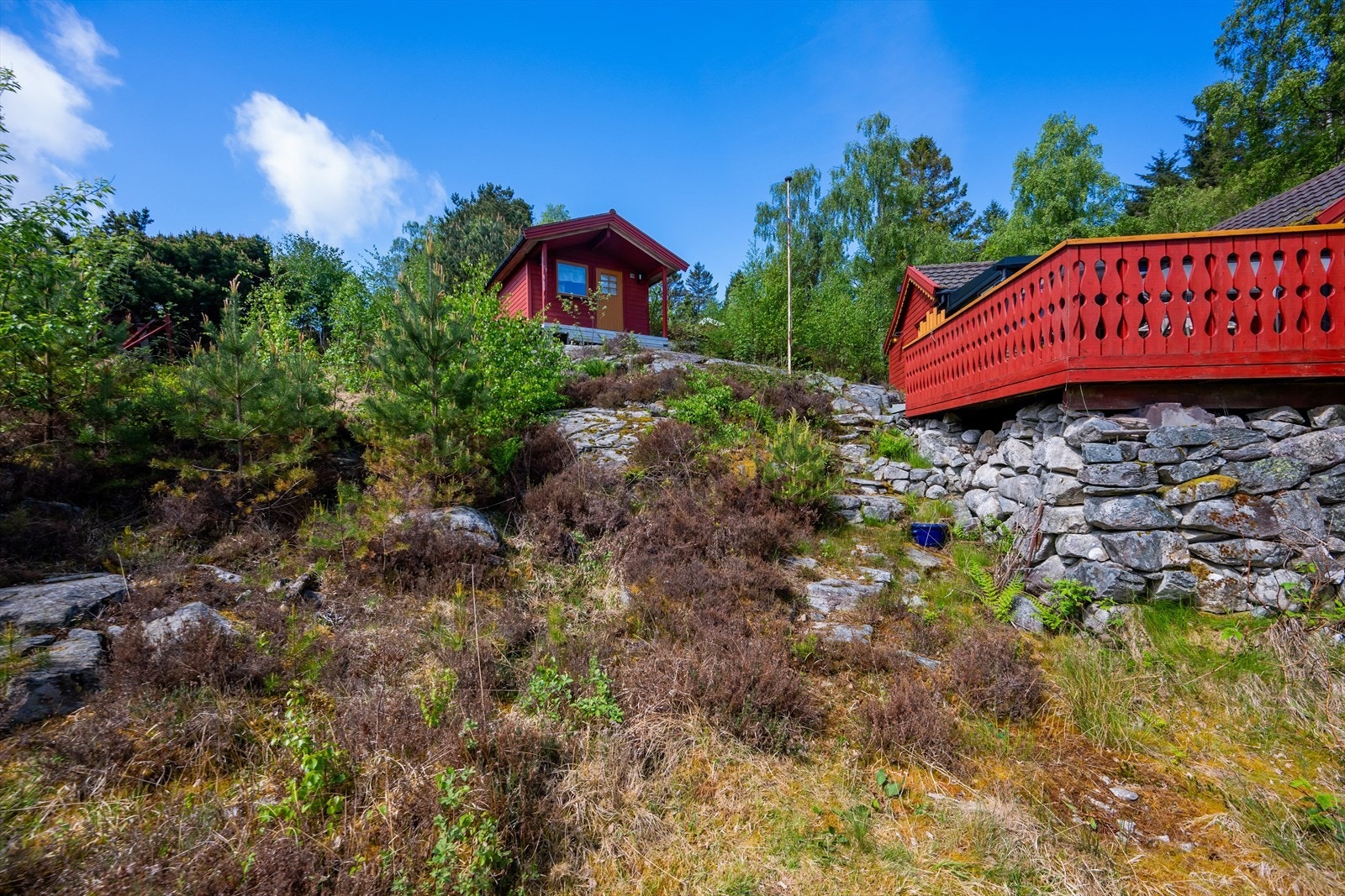 Hytta er fundamentert på en grunnmur av lødd stein og pilarer, tilpasset terrenget. Galleribilde