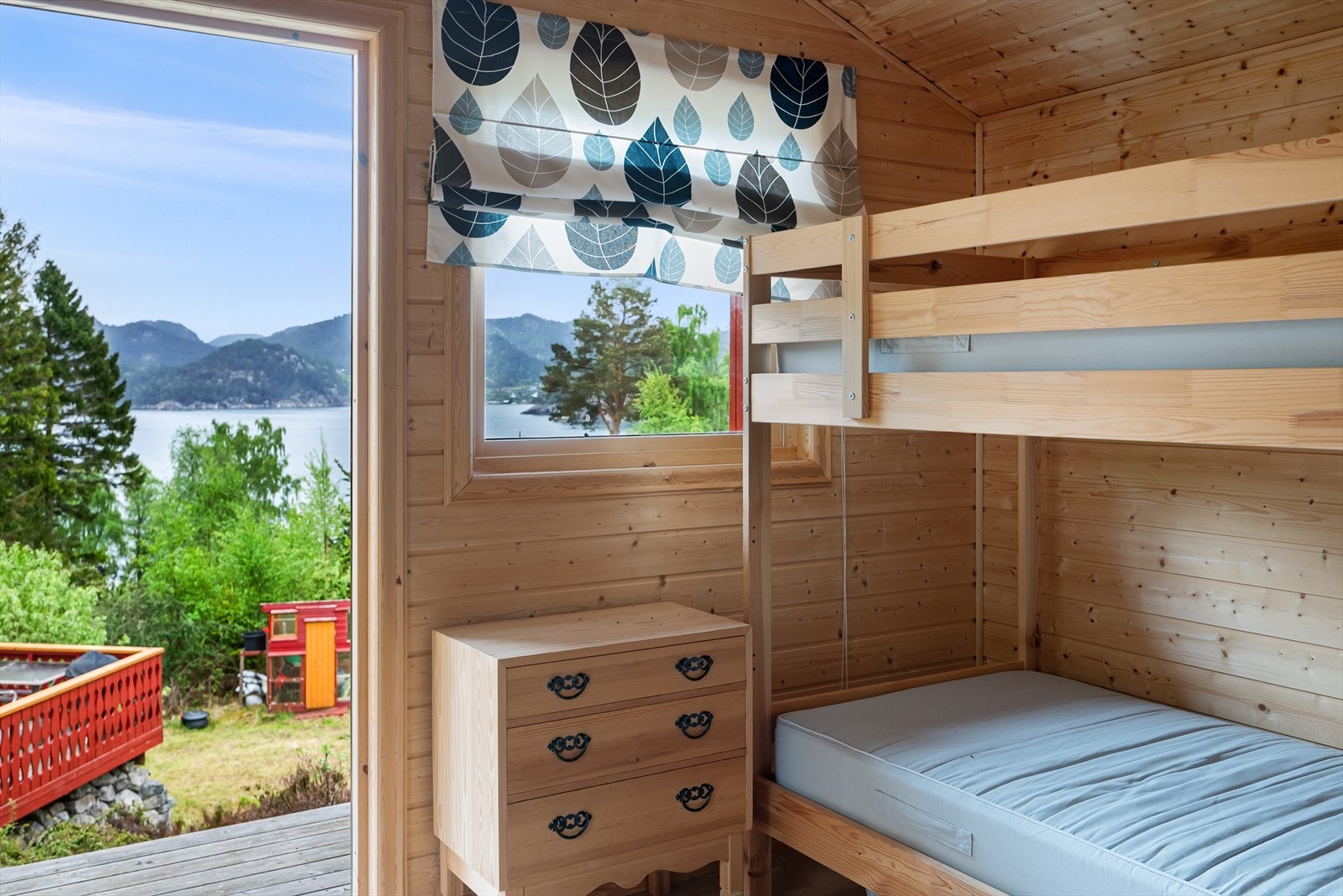 Annekset har egen utgang til en terrasse som har en flott utsikt mot sjøen. Galleribilde