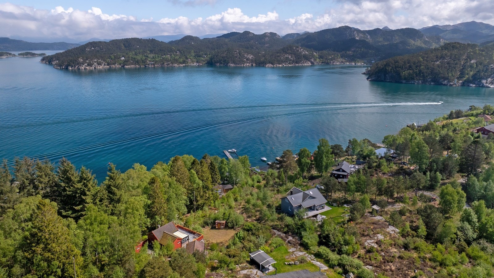 Utsikt over fjorden og de omkringliggende øyene. Galleribilde