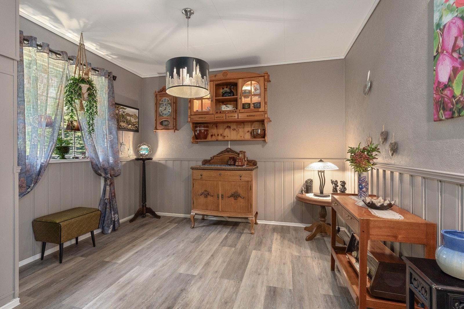 ... ein garderobe/lounge som tidlegare var brukt som soverom Galleribilde