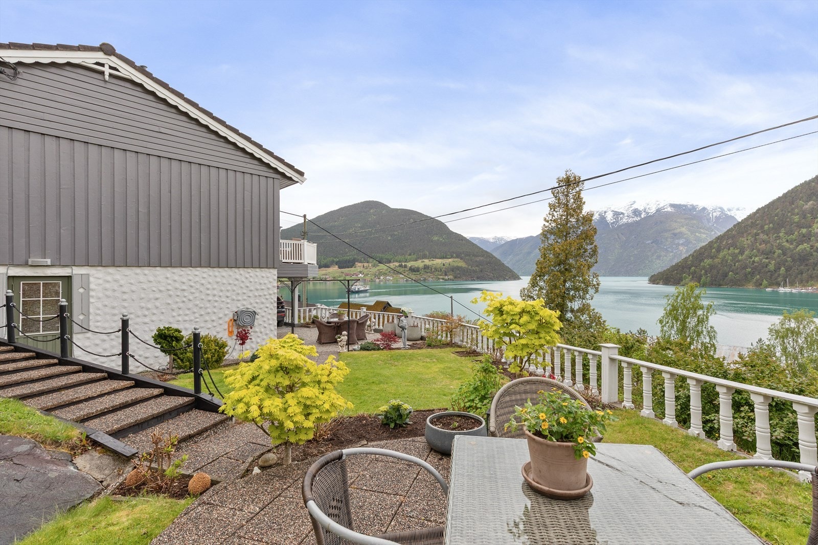 Tomta er på 1068 m² og er flott opparbeidd Galleribilde